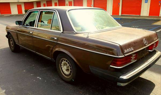 Illustration for article titled It Doesn't Get Much More Jalop Than This Brown W123 Diesel 4-Spd Benz